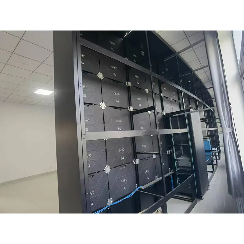 Hvordan forbedrer en buet brakett for LED-skjermer installasjonsytelsen på stor skjerm?